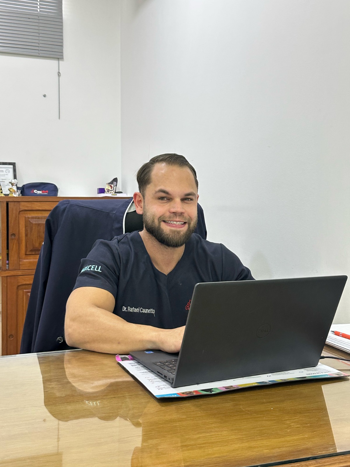 Dr. Rafael Caunetto em seu consultório na CauVet